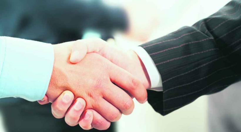 Les candidats ont compris qu'il fallait serrer des mains. 