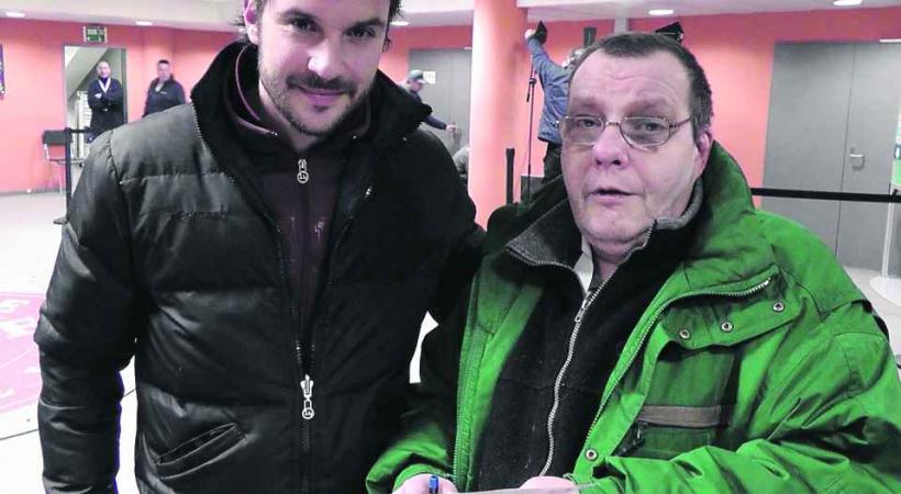 François Gisler, chasseur d'autographes (à droite) avec Lionel Pizzina, joueur du Servette FC. 