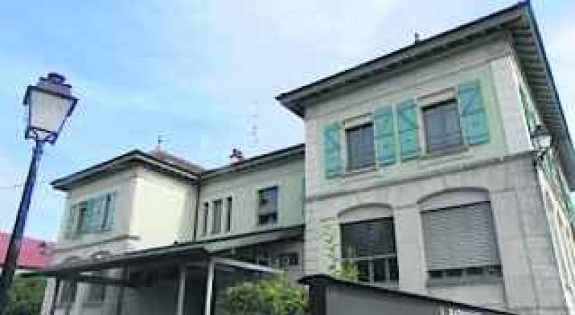 L'ancienne école à gauche et la nouvelle annexe à droite. C'est dans la nouvelle annexe que se trouvent les commodités pour les handicapés. 