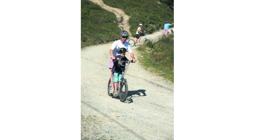 Une piste de trottinette de 400 m de dénivelé, pour un moment très ludique en famille.