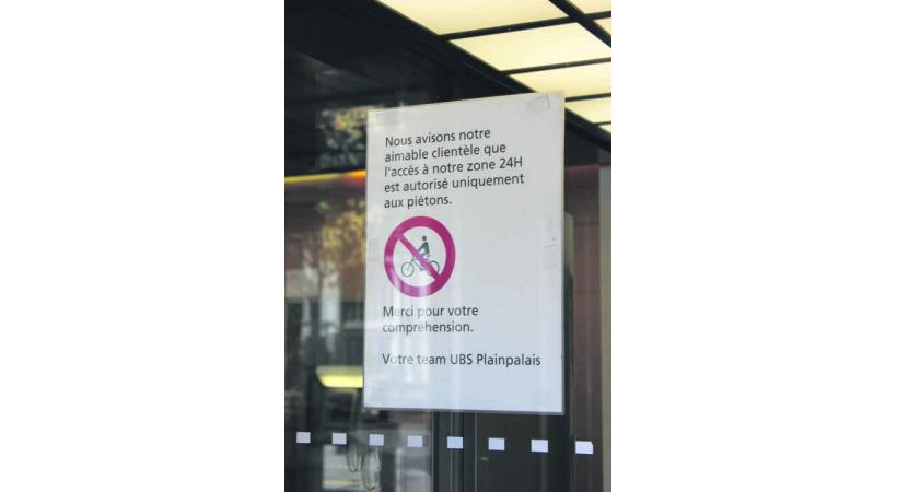 Insolite ce genre de panneau à l'intérieure d'une banque!