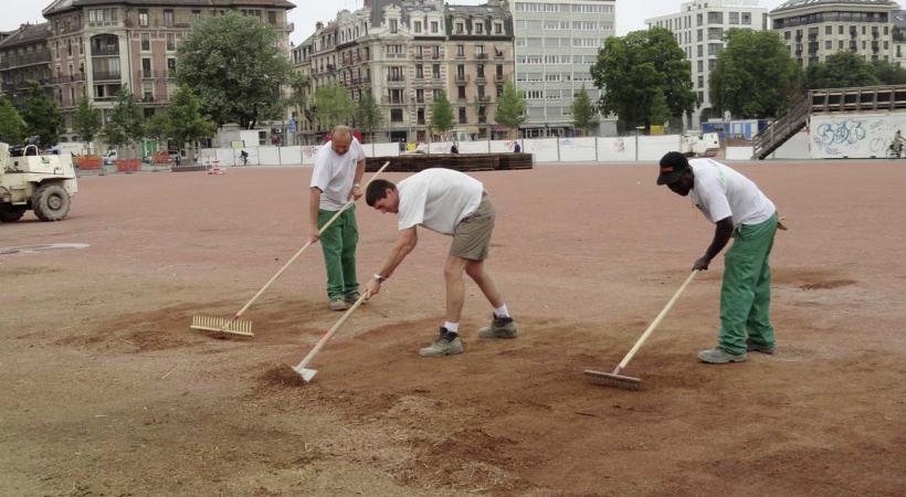 Des jardiniers râtissent le ghorr de la plaine de Plainpalais après le passage de Nock. 