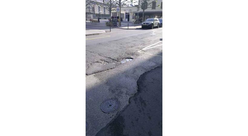 Dans tous les quartiers de la ville, l'état des routes est désastreux. 