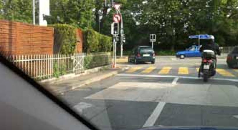 Un feu qui dit le contraire du panneau…