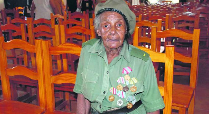 Ida Franco Campañal a revêtu son vieil uniforme et ses médailles. 
