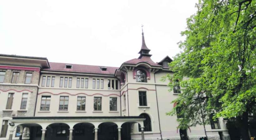 Dans des cantines, comme celle de l'école Hugo-de-Senger, seuls les cuisiniers et les aides de cuisine sont rétribués. 