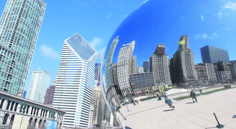 Les gratte-ciel se reflètent dans les panneaux d'acier de The Cloud Gate, surnommé le haricot.