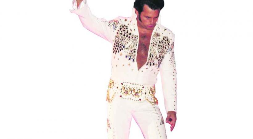 Un sosie du King saisissant. 