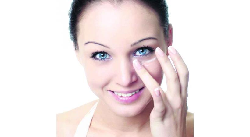 Le contour de l'œil, une zone délicate qui réclame une attention quotidienne. 