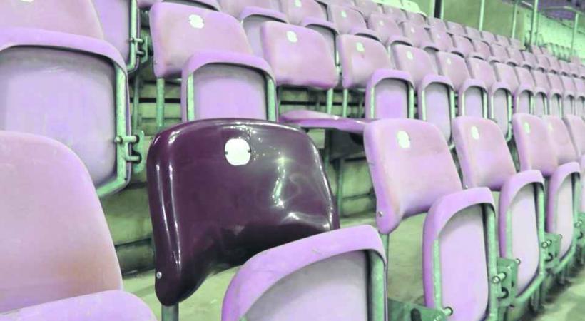 Seuls quelques strapontins, éparpillés ici ou là, rappellent le lustre d'antan du stade. 