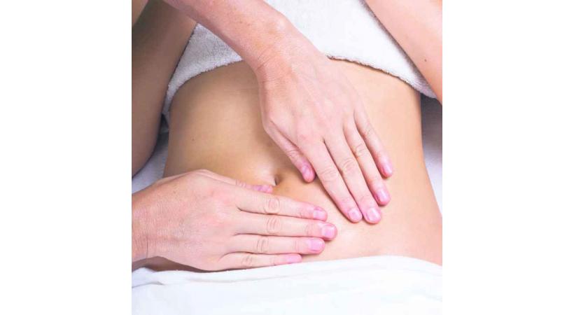Le praticien travaille sur l'abdomen, par des touchers à la fois profonds et légers. 