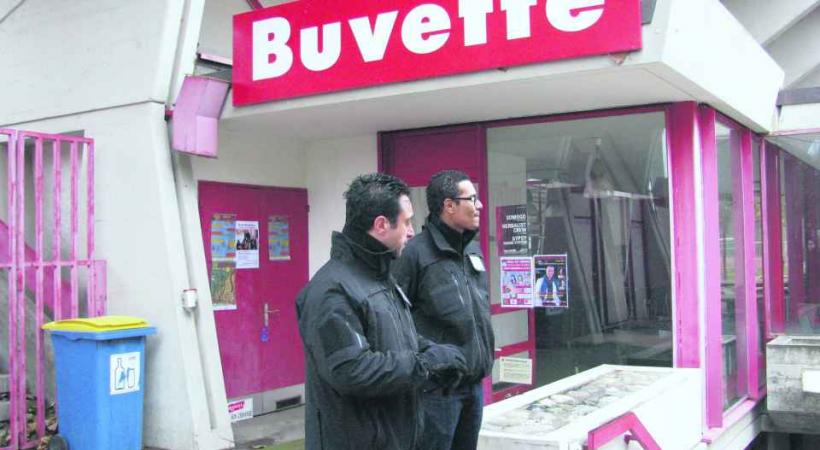 Des agents surveillent désormais l'entrée des vestiaires au Stade du Bout-du-Monde. 