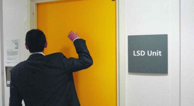 Habillés en costard-cravate, les vendeurs d'alarme se présentent spontanément aux domiciles. 