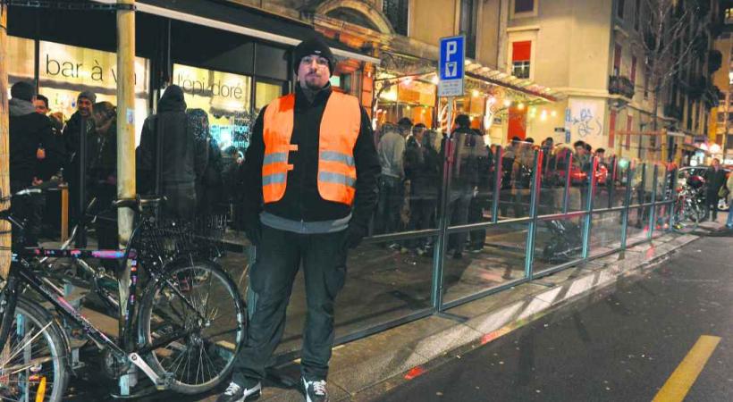 Les autorités exigent des restaurateurs l'engagement d'un chuchoteur pour ouvrir les terrasses au-delà de minuit.