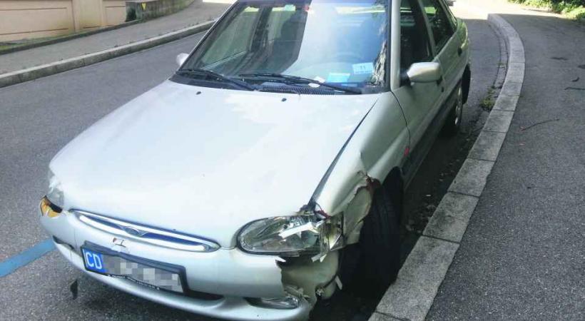 Cette vieille Ford portant le sigle du corps diplomatique est garée en zone bleue illégalement depuis près d'une année. 