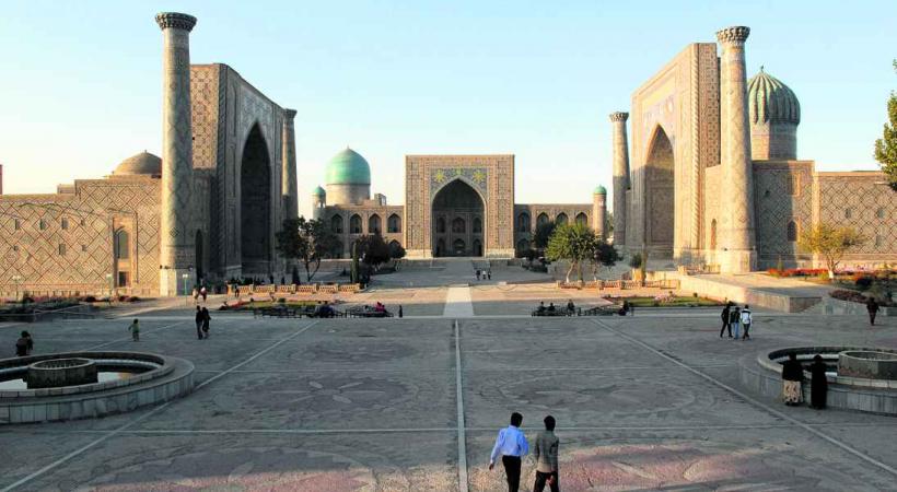 La place du Réghistan, avec ses trois médersa Ouloug Bek (à gauche), Tilla-Kari (au centre) et Chir-Dor.