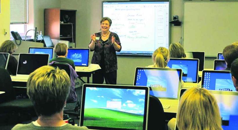 Elèves comme enseignants réclament davantage de cours d'informatique à l'école. 