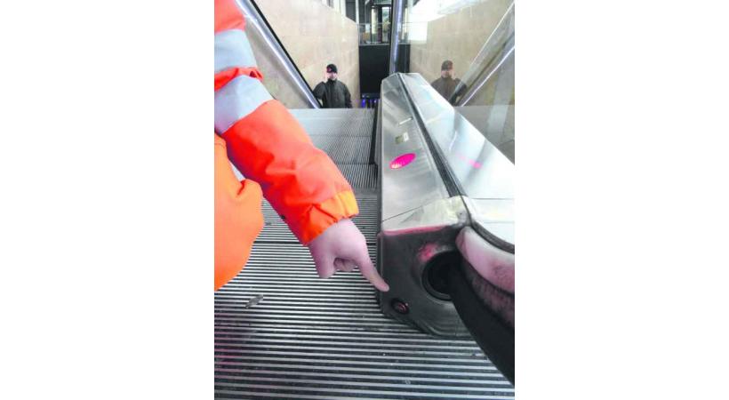 Des petits malins stoppent les escalators, au mépris du danger. 