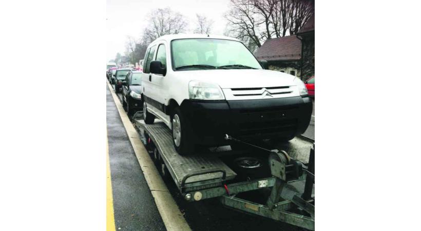 Une des voitures d'occasion mise en vente sur la route de Suisse. 