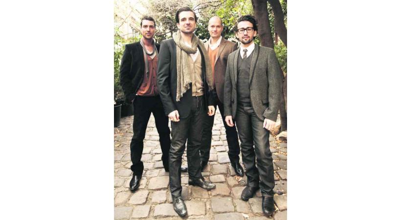 Quatre garçons bien de leur temps.