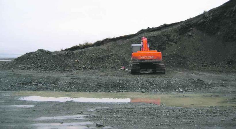 La digue, qui se trouvera à 100 mètres des habitants, sera cachée par un tas de gravier. 