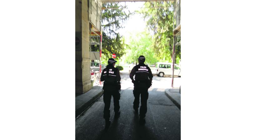 En une journée, les agents de la police municipale peuvent parcourir plus d'une dizaine de kilomètres à pied. 