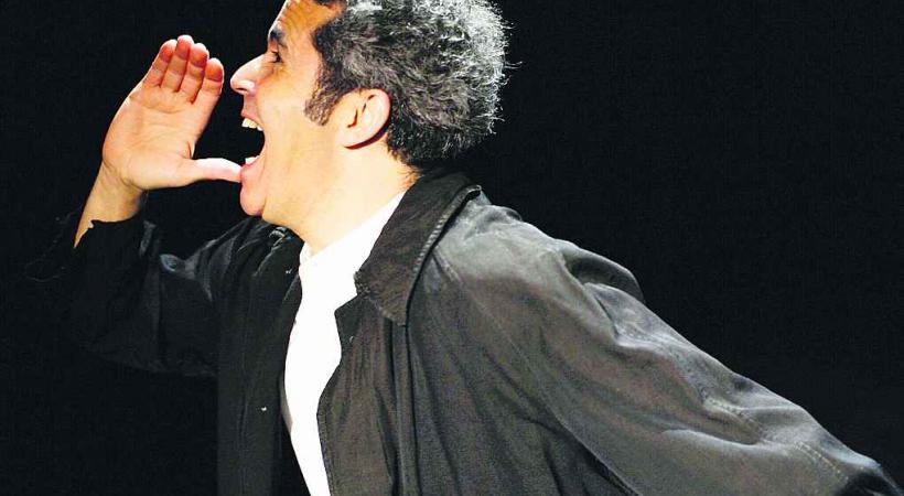 D’origine marocaine, Abel Aboualiten exorcise son appartenance communautaire par le rire.