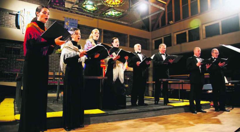 Un ensemble de chanteuses et de chanteurs professionnels. 