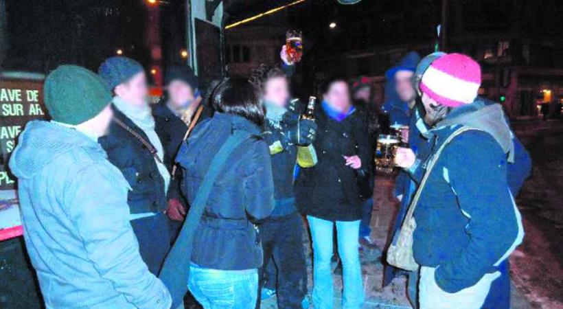 De nombreux jeunes achètent de l'acool dans des shops et viennent se greffer aux clients des bars de la ville. 