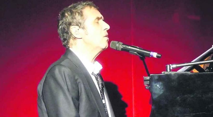 L'artiste renoue avec son instrument de toujours, le piano. 