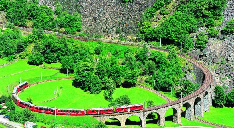 Le Bernina express avec wagon panoramique sur le viaduc près du Brusio. Crédits Peter DONATSCH