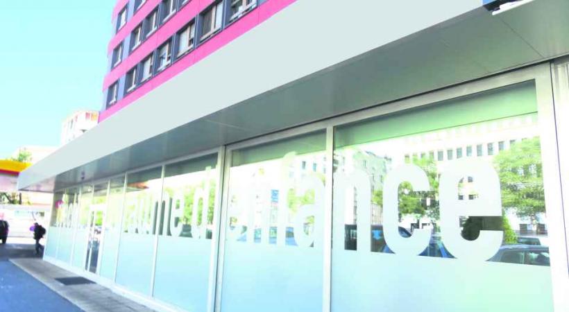 Un petit mot du Canton informant le public de la fermeture de l'établissement orne les portes fermées de la crèche depuis plusieurs semaines. 