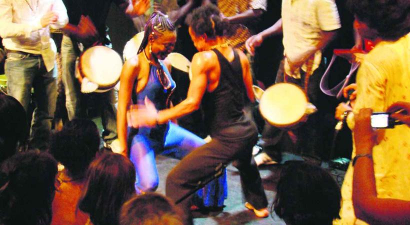 Les participants pourront notamment s'initier aux rythmes africains. 