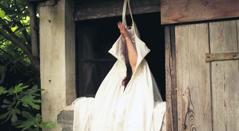 Des tableaux vivants composés de présences féminines. 