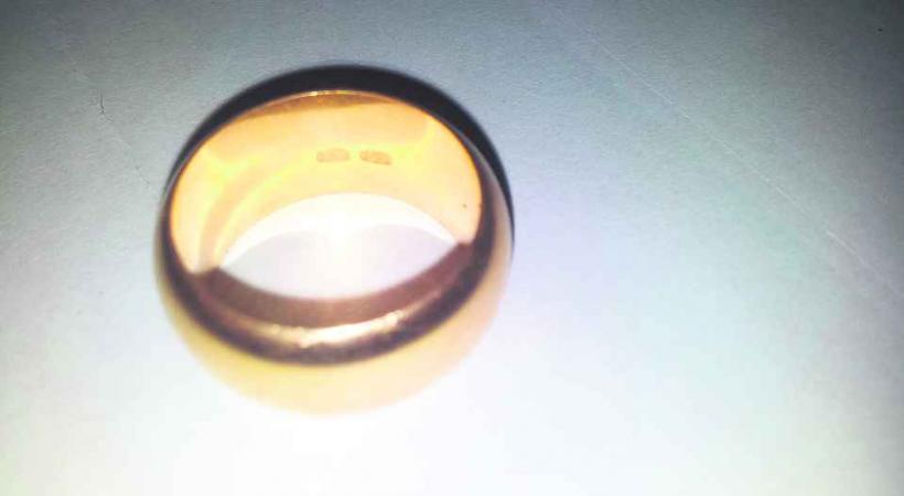 Les arnaques estivales dont il faut se méfier sont notamment la bague d'or et le bonnetau. Il faut également être prudent avec son sac dans la foule. 