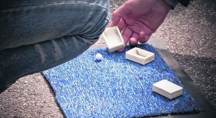 Les arnaques estivales dont il faut se méfier sont notamment la bague d'or et le bonnetau. Il faut également être prudent avec son sac dans la foule. 