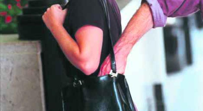 Les arnaques estivales dont il faut se méfier sont notamment la bague d'or et le bonnetau. Il faut également être prudent avec son sac dans la foule. 