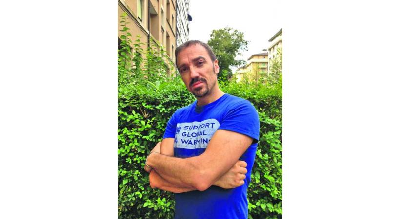 Ecrivain et professeur de salsa, Esteban Isnardi est un personnage connu à Genève. 