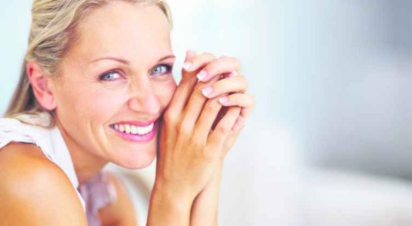 Pour garder une peau lisse et uniforme après 40 ans, maîtrisez les expositions solaires .