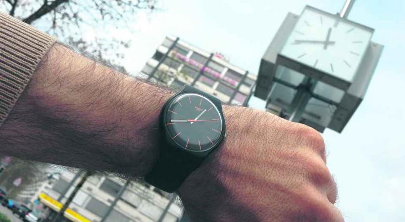 De nombreuses horloges de la Ville affichent toujours l'heure d'hiver.