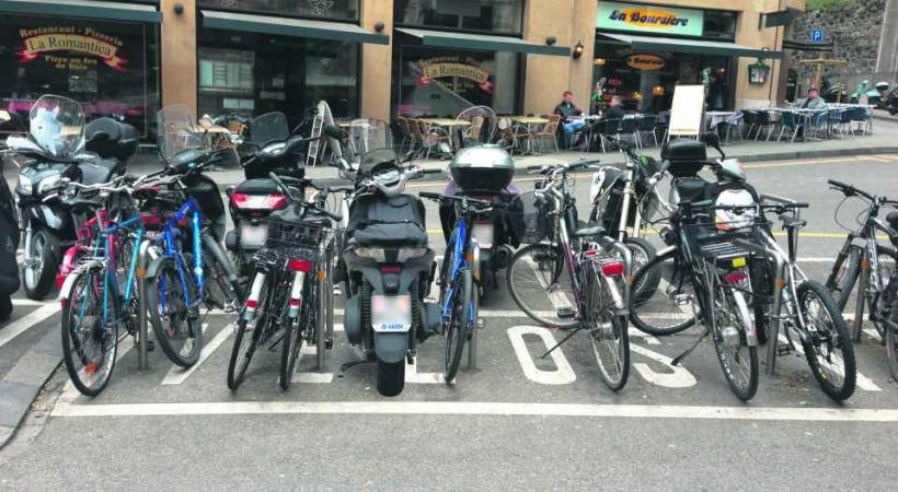 Les deux-roues motorisés ne sont pas autorisés à parquer dans les cases réservées aux vélos. Et pourtant. 