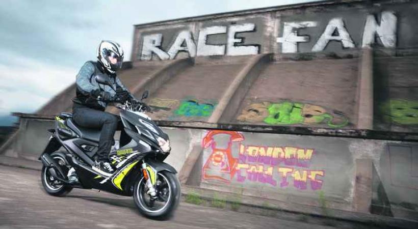 YAMAHA AEROX NAKED NS 50 • La légèreté du nouveau scooter de Yamaha en fait un véhicule parfait pour tous les parcours en ville.