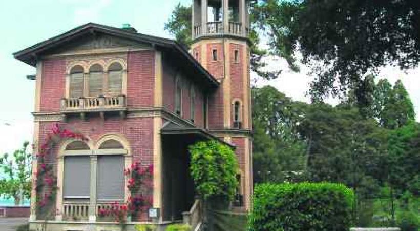 La légende dit que lorsque William Favre a légué le parc La Grange, il exigeait qu'il soit fermé pour éviter que sa femme ne sorte batifoler… 