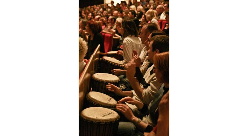 Un djembé pour chaque spectateur. 