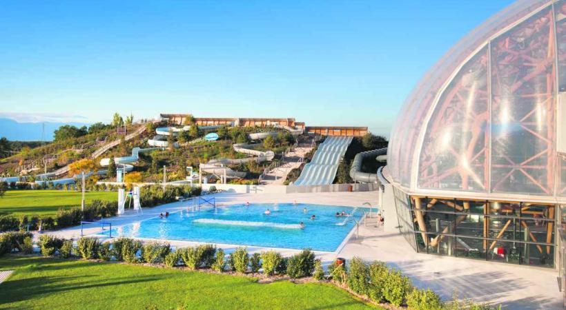 A l'extérieur, l'amusement est garanti dans les bassins et sur les toboggans.