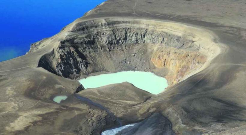 Le cratère d'Askja, entouré d'un désert de lave.