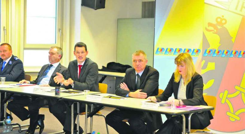 François Schmutz chef de la police judiciaire, Pierre Maudet, conseiller d'Etat chargé de la Sécurité, Christian Cudré-Mauroux, chef des opérations et Monica Bonfanti, cheffe de la police. 