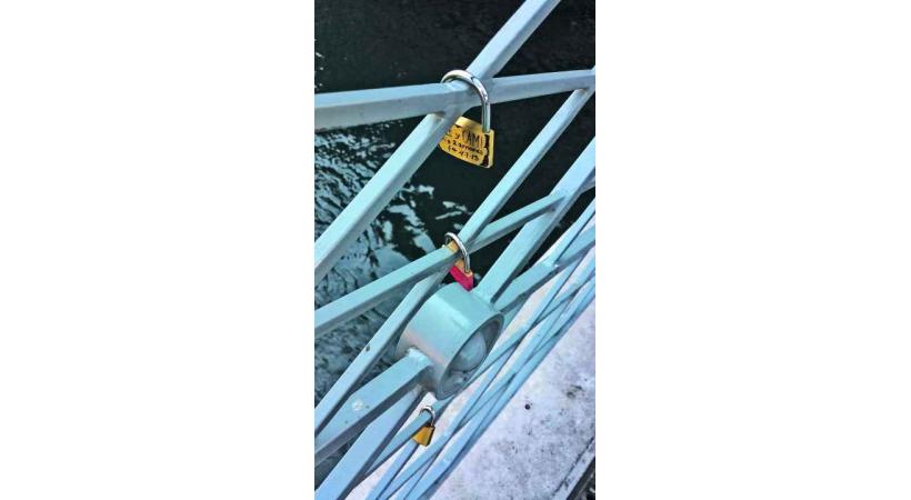 Les cadenas, semblables à ceux de Vénise, Paris ou encore Deauville, ont commencé à fleurir sur le pont de l'Île. 