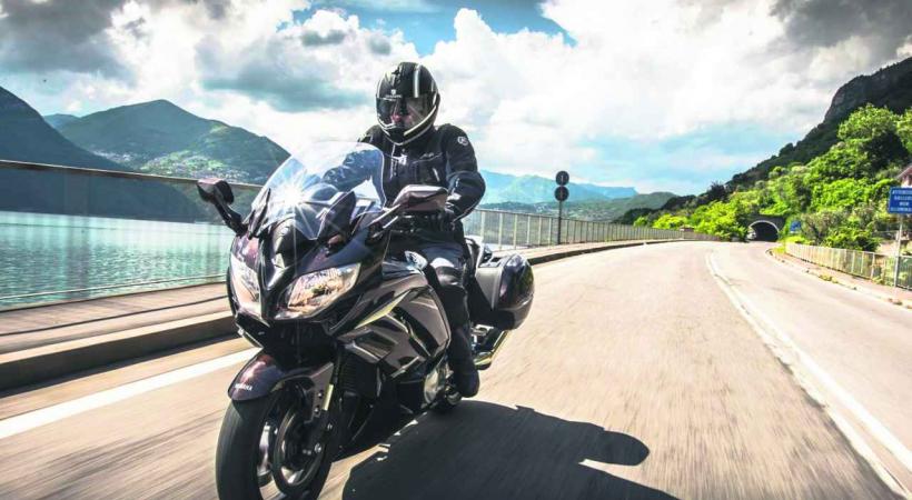 YAMAHA FJR1300AS • Son gabarit imposant cache un caractère doux, qui incite à partir loin.