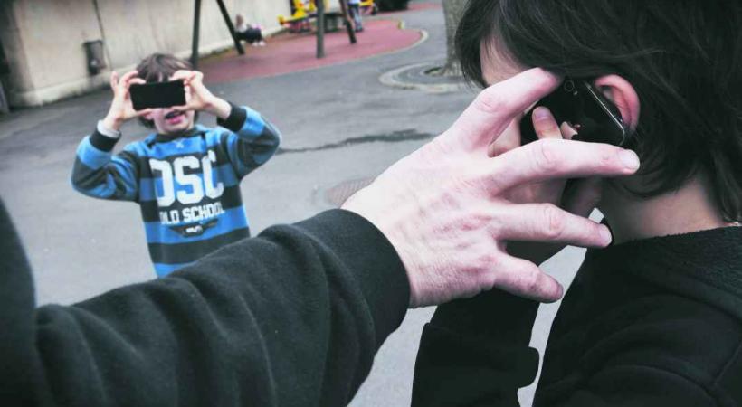 Les élèves du Cycle d'orientation ne peuvent pas utiliser leur natel durant la récréation. 